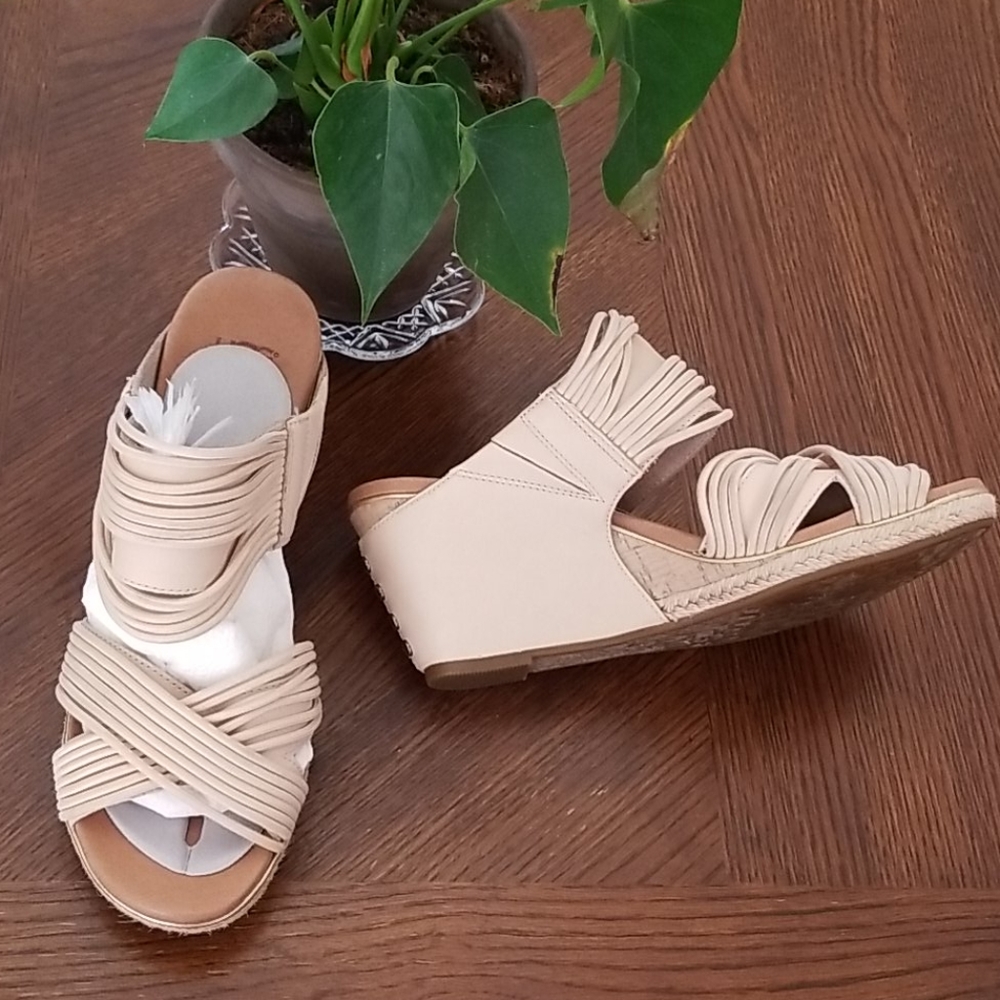 UGG beige leather platform, sz 8.5